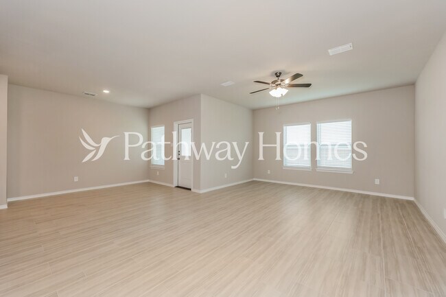 Foto del edificio - 908 Birch Dr