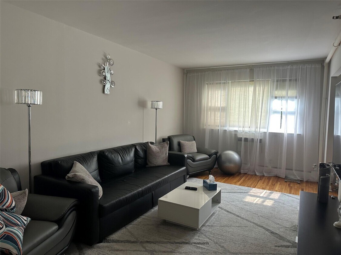 Foto principal - 42-27-4212 212th St