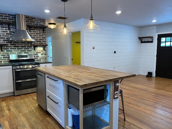 Building Photo - Fantastic Englewood Ranch- Available in May