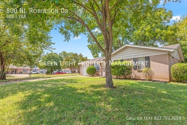 Photo - 800 N L Robinson Dr House