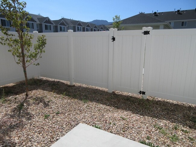 Building Photo - 3 bedroom, 2 bath - in the heart of Cedar ...