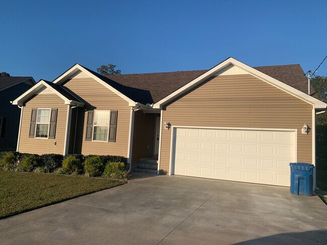Foto del edificio - Charming 3 Bedroom Home w/ 2-Car Garage Located in Hannah Grace Estates!