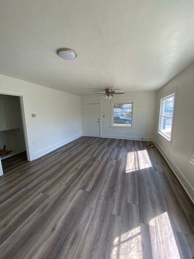 Family room - 831 N Zeyn St