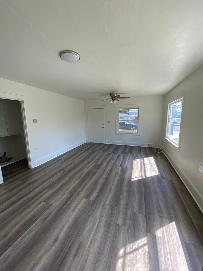 Family room - 831 N Zeyn St