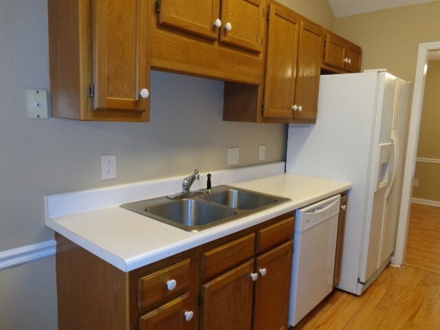 Foto del edificio - 2422 English Hill Dr