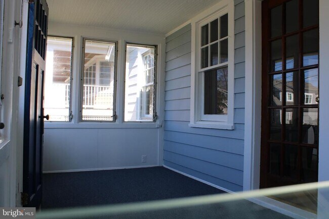 Building Photo - 17 E Lake Dr