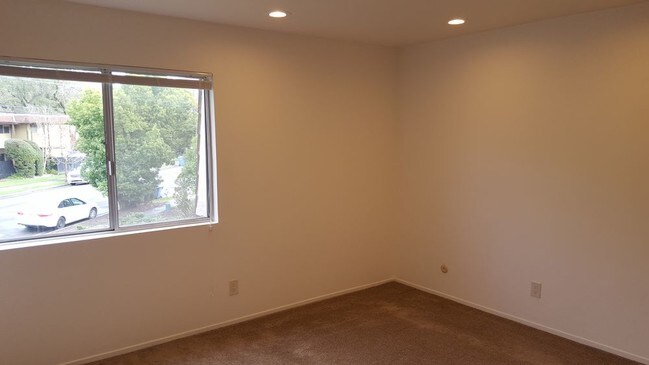 Building Photo - 2740 Tachevah Dr