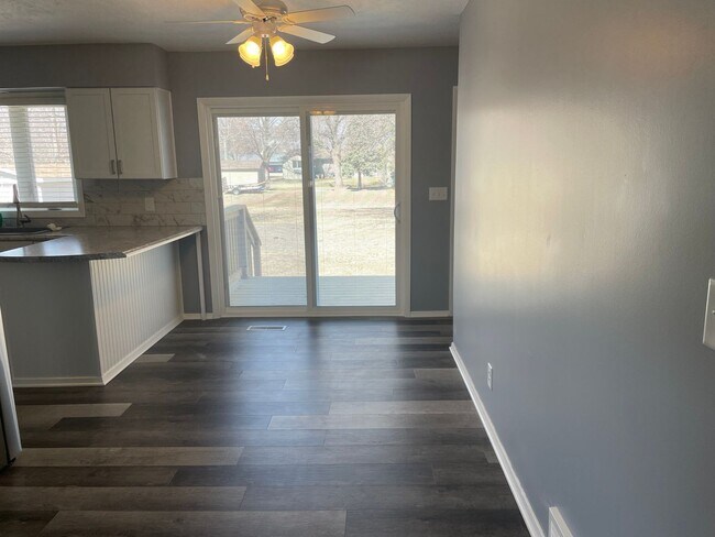 Building Photo - Rare find!