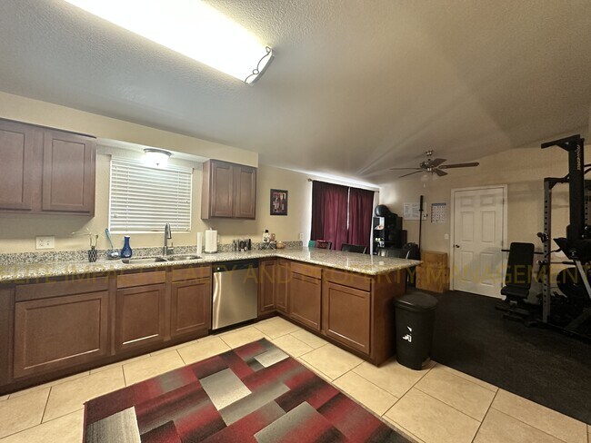 Foto del edificio - 2421 W Los Alamos St