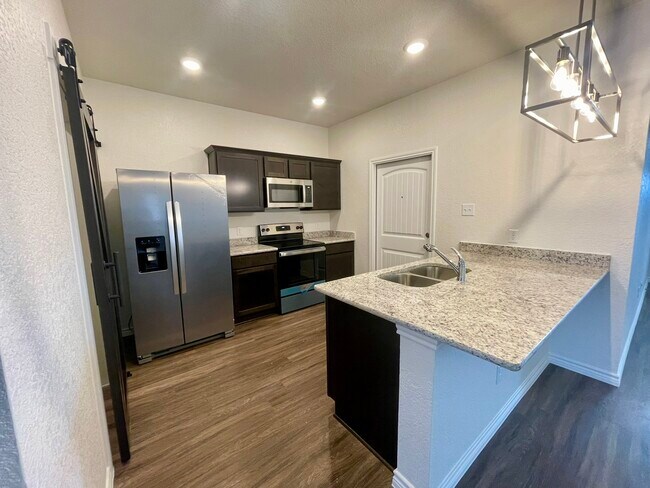 Foto del edificio - 5105 Rose Gdn Lp