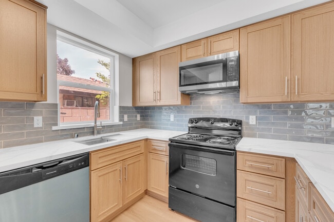 Foto del edificio - 7134 Yarmouth Ave