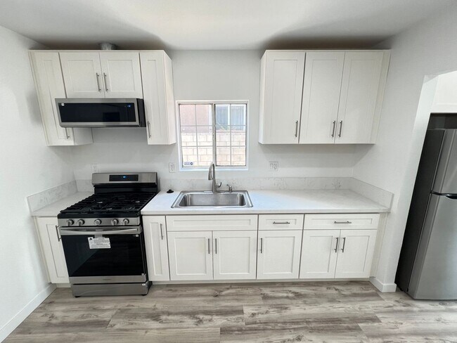 Building Photo - Completely Remodeled 2 Bed 1 Bath Charming...