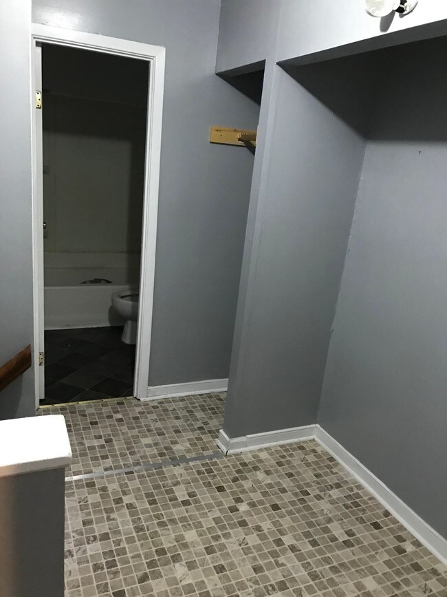 Upstairs hall and closet - 2168 Elkridge Ln