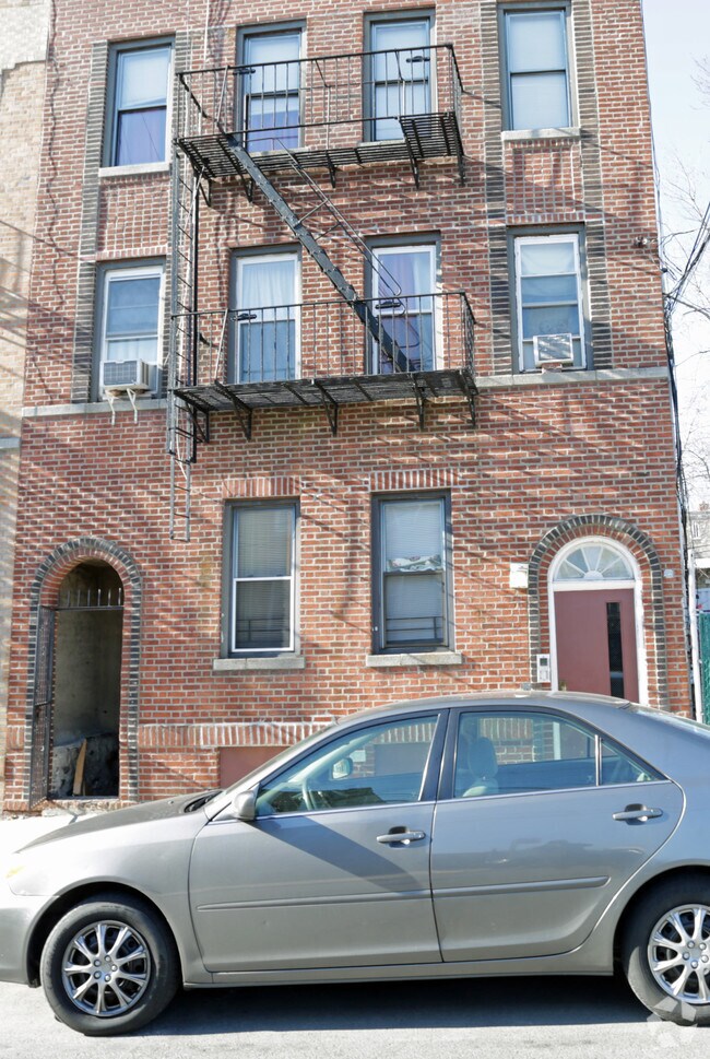 Building Photo - 916 E 224th St