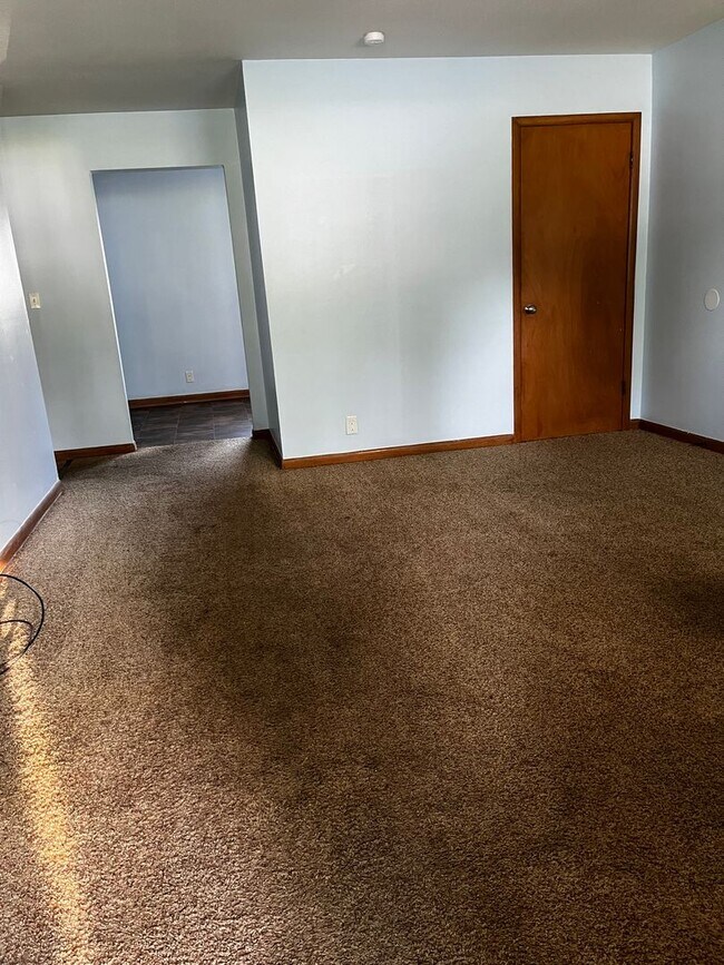 Building Photo - 1 bedroom 1 bathroom duplex available Now!