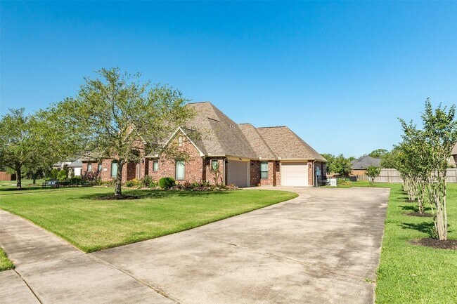 Building Photo - 1101 Southern Oaks Dr