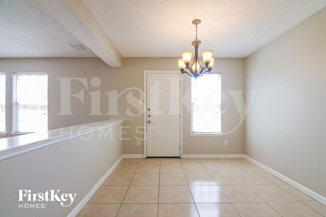 Building Photo - 916 Simi Dr