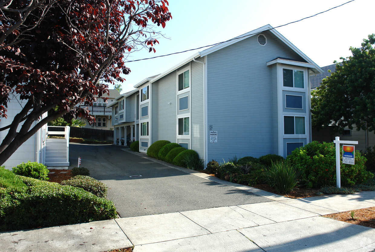Primary Photo - 125-131 E F St