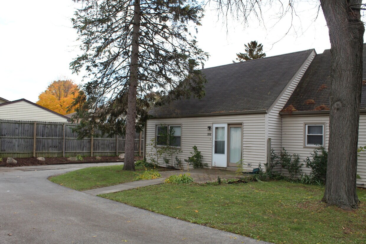 Primary Photo - 999 Depot Rd