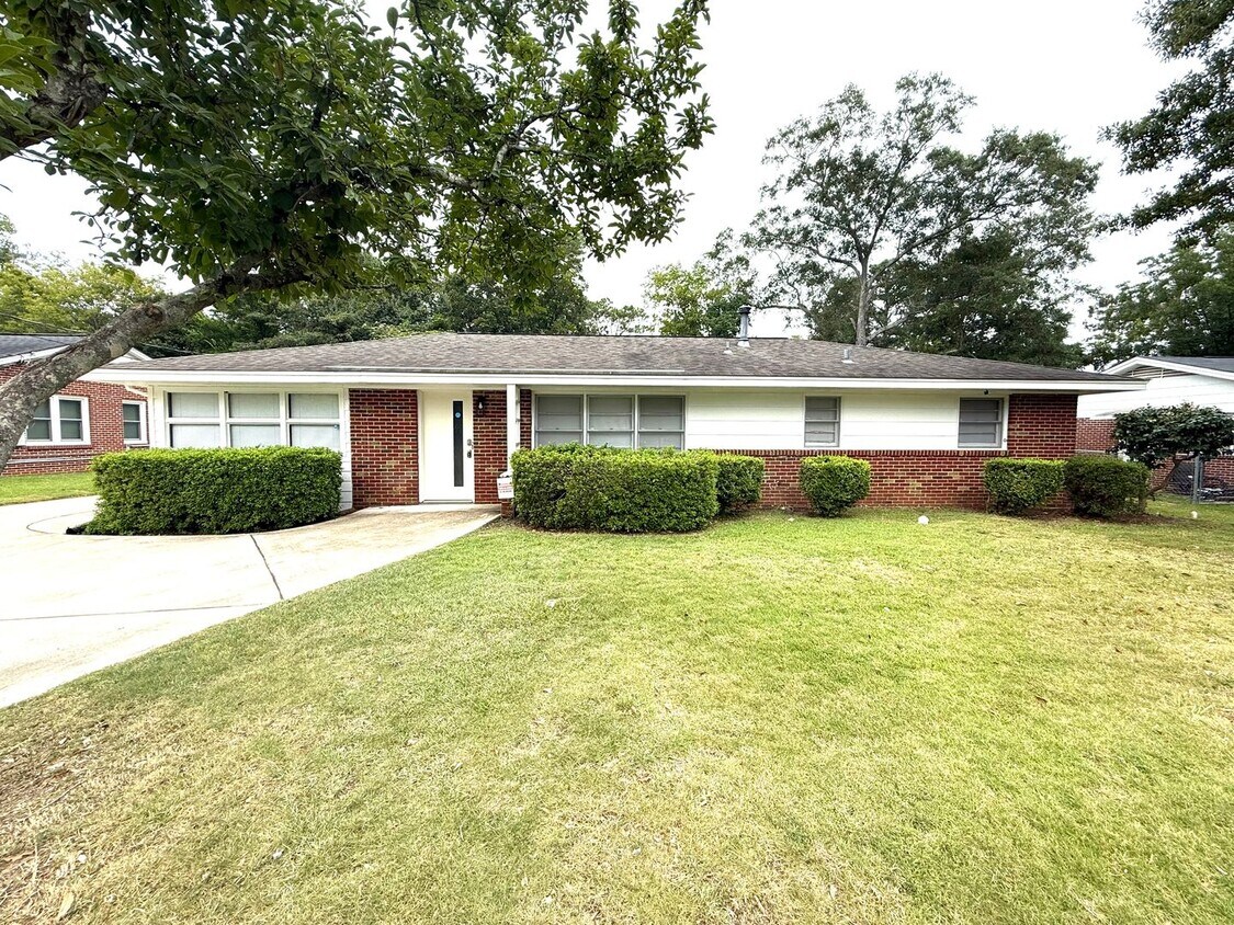 Primary Photo - ** 3 bed 2 bath located off perry hill ** ...