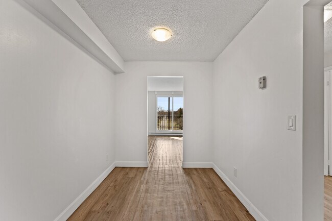 Photo du bâtiment - Janisse Tower Apartments