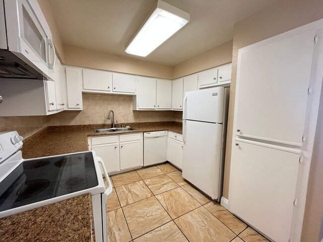 Building Photo - 3 Bedroom Apartment in Desert Shores!