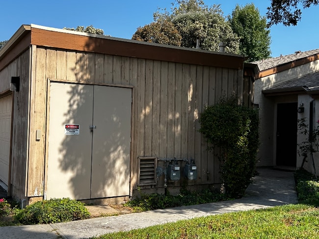 Building Photo - 3039 Plaza Leonardo