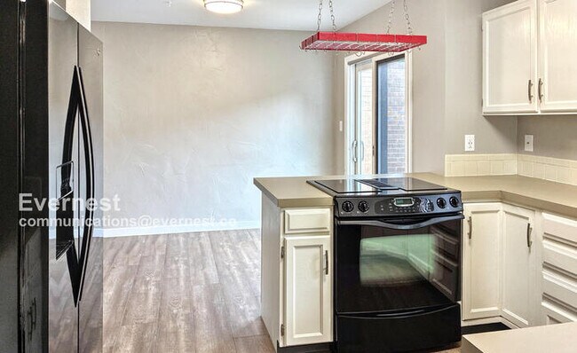 Building Photo - Lovely 3-Bedroom Home with Fenced Yard / A...