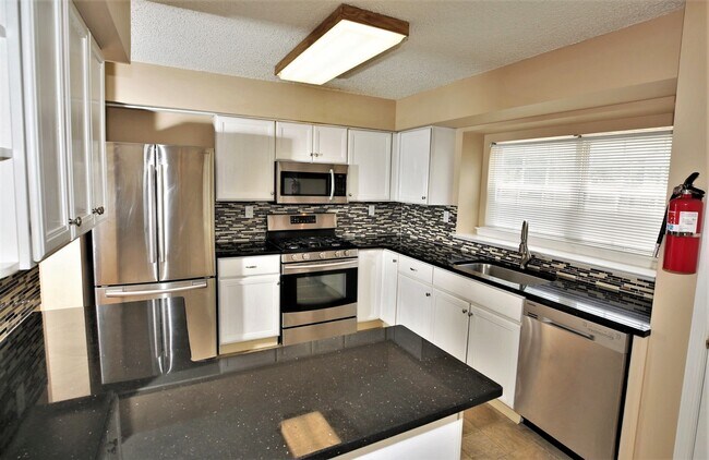 Building Photo - 13 Halstead Pl