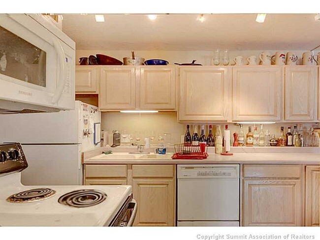 Building Photo - On Main Street!  2bed/2bath Condo!