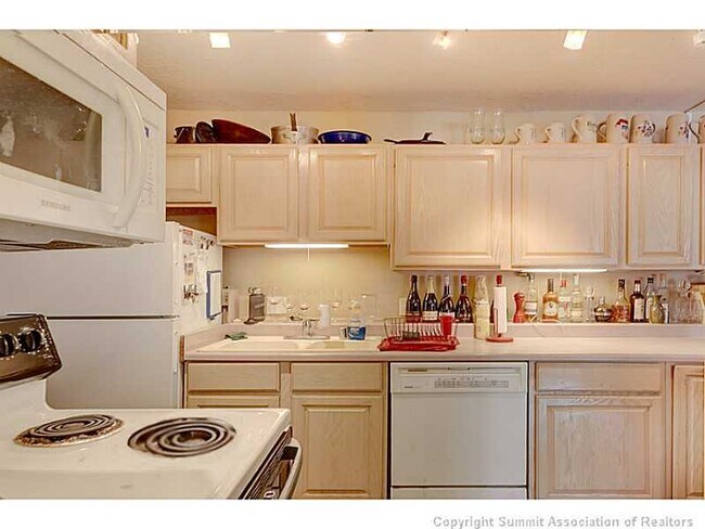 Foto del edificio - On Main Street!  2bed/2bath Condo! Unfurni...