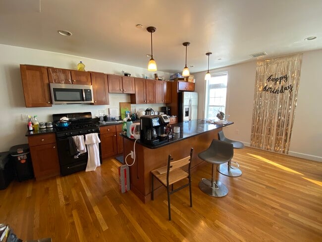 Building Photo - 59 Circuit St