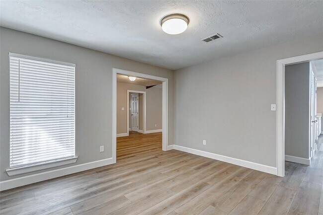 Foto del edificio - 2234 Woodland Park Dr