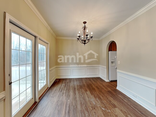 Building Photo - 334 Viceroy Curv