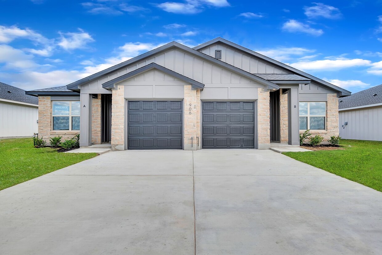 Primary Photo - Reynolds Crossing Duplexes