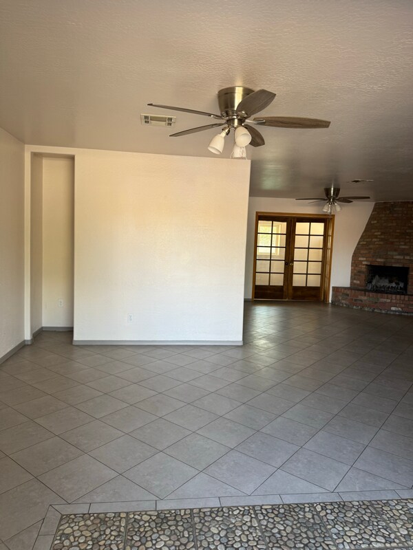 Building Photo - 2923 W Rose Ln