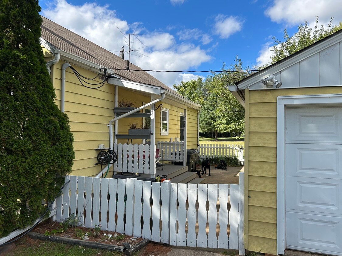 Building Photo - Main Street