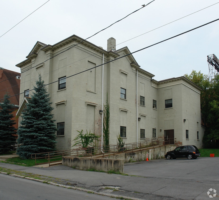 Primary Photo - 819 Hamilton St