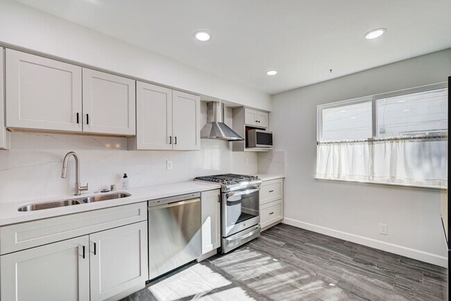 Foto del edificio - Welcome to this stunning 3-bedroom, 2-bath, single-story home that has been completely renovated ...