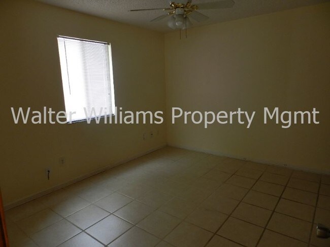Building Photo - 206 10th St