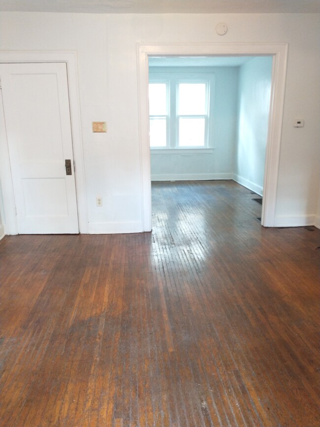 Building Photo - 404 E Lane Ave