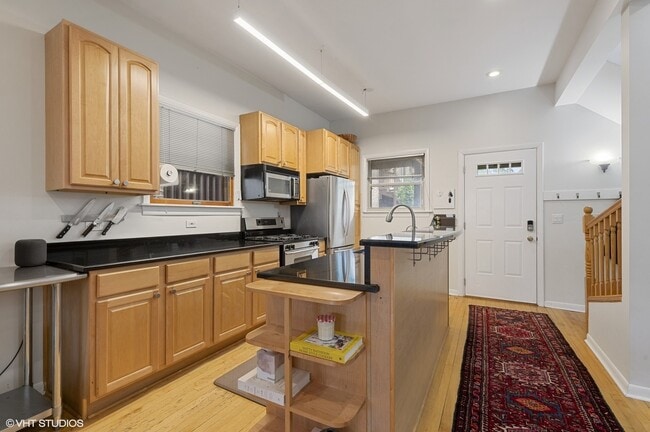 Kitchen - 3429 W Drummond Plz