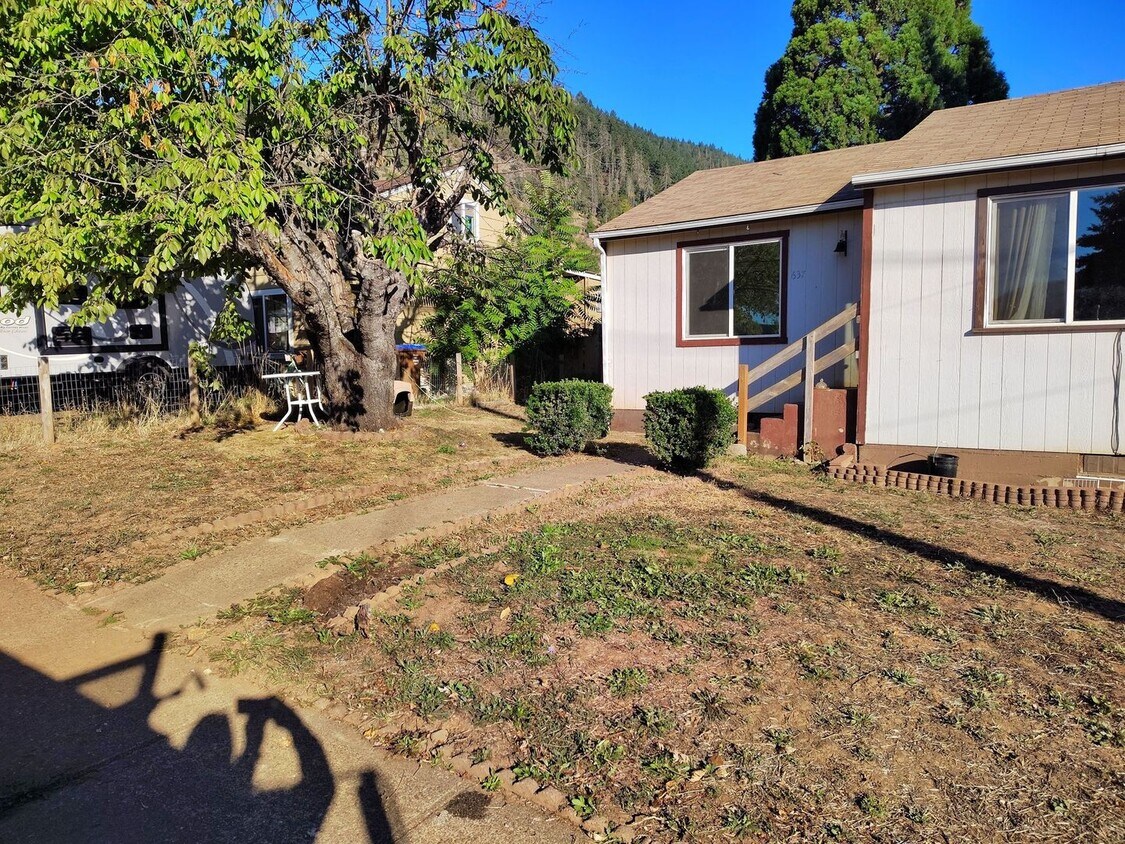 Foto principal - Cute 2 bedroom 1 bath home in Myrtle Creek...