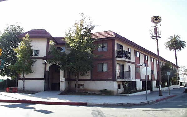 Building Photo - 1350 Pleasant Ave
