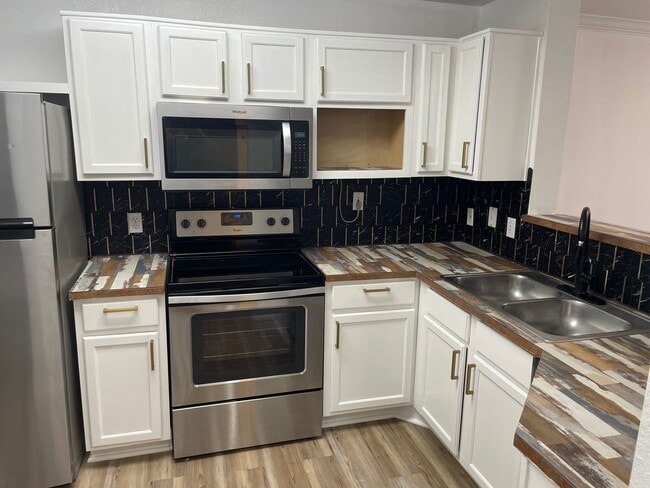 Foto del edificio - 3714 Palm Desert Ln