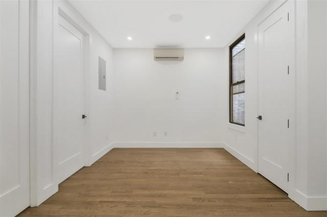 Building Photo - 3 bedroom in NEW YORK NY 10009