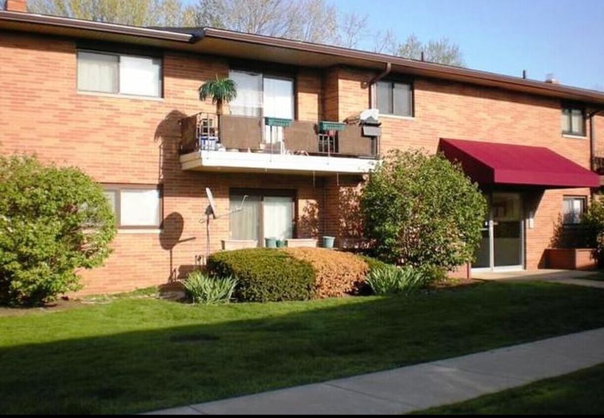 24635 Clareshire Dr Unit 24635 Clareshire Dr, North Olmsted, OH 44070