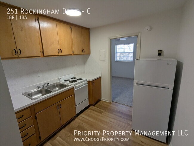 Foto del edificio - 251 Rockingham Dr