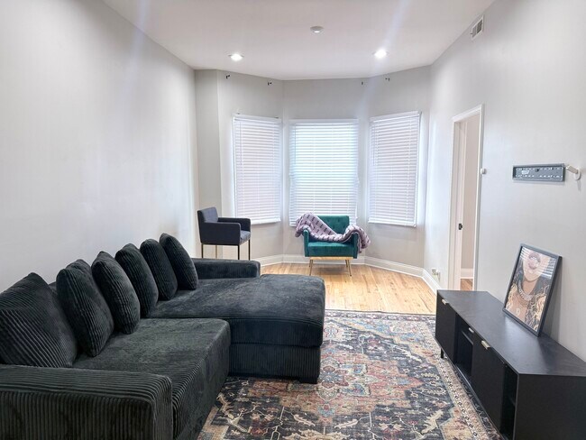 Foto del edificio - 3008 E 81st St