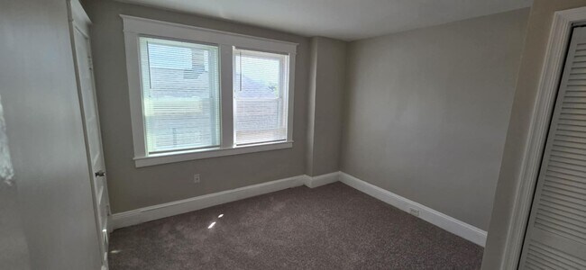 Building Photo - Huge 3-level 4 Bedroom - 2,500 sq/ft!